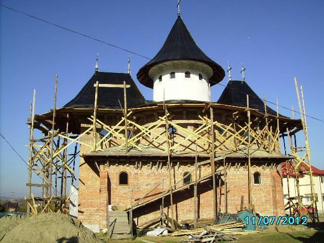 Incheierea tabluirii navei si altarului bisericii, montarea sfintelor cruci